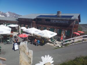 Der Außenbereich eines Restaurants mit Tischen unter Sonnenschirmen ist ideal, um in entspannter Atmosphäre zu speisen.