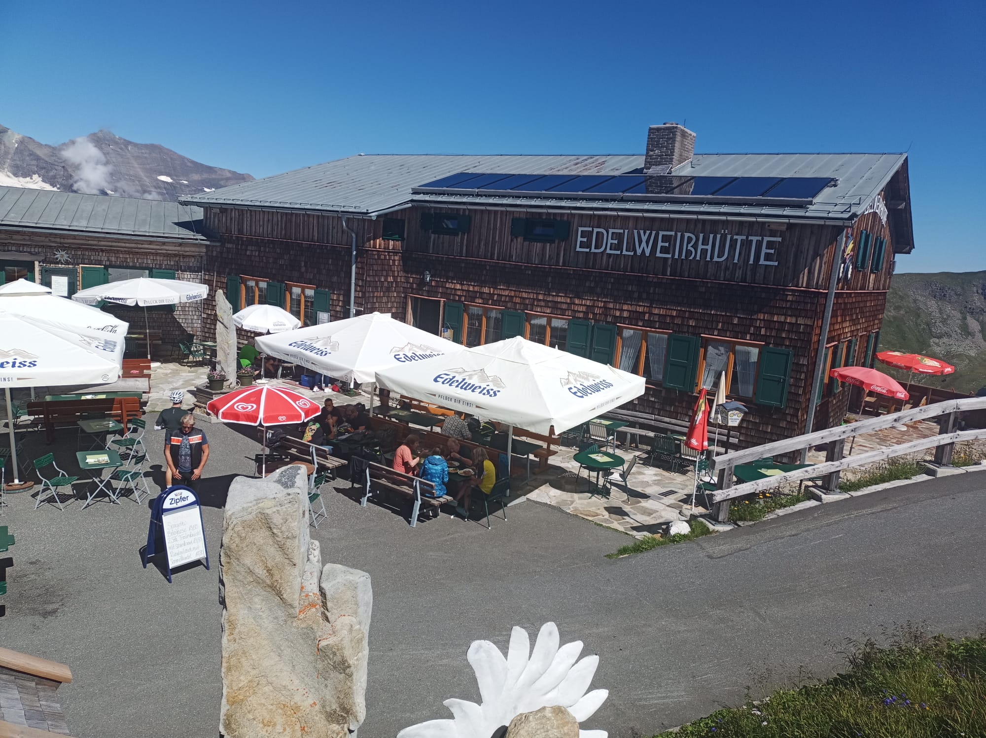 Der Außenbereich eines Restaurants mit Tischen unter Sonnenschirmen ist ideal, um in entspannter Atmosphäre zu speisen.