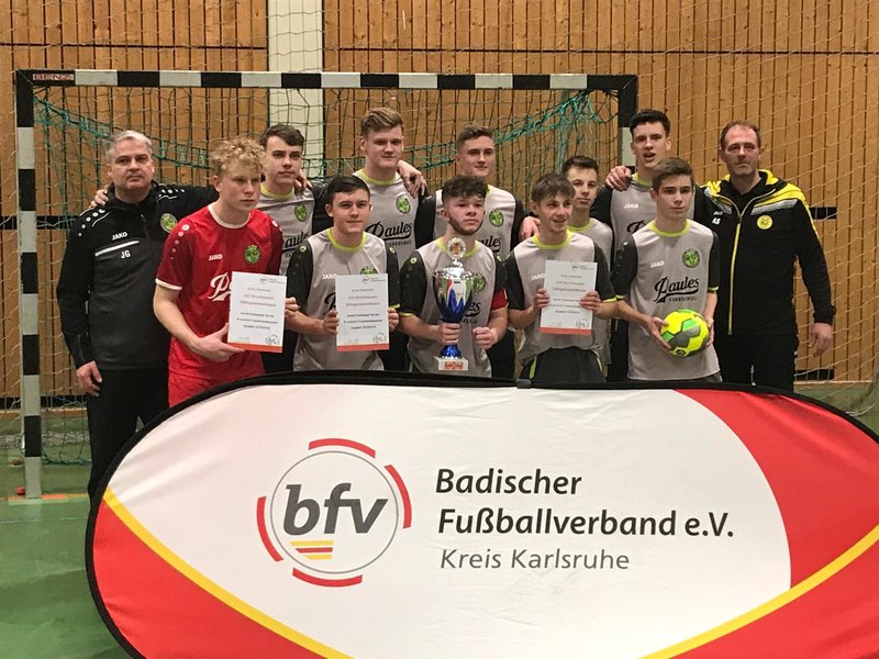 Eine Gruppe junger Männer hält stolz ihre Zertifikate in die Höhe und zeigt ihre Erfolge.