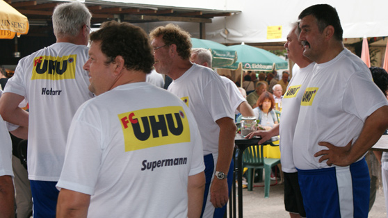 Eine Gruppe von Männern steht zusammen und unterhält sich in einer entspannten Atmosphäre