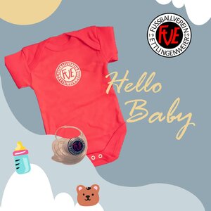 Ein leuchtend roter Baby-Strampler mit Logo, daneben eine Babyflasche, ein Schnuller und ein süßer Teddybär vor einem verspielten Hintergrund.