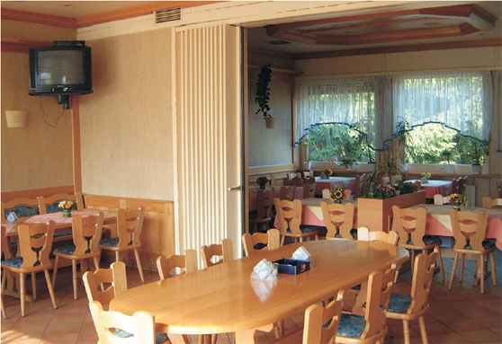 Ein Restaurant mit Tischen und Stühlen, das eine einladende Atmosphäre für Gäste schafft.