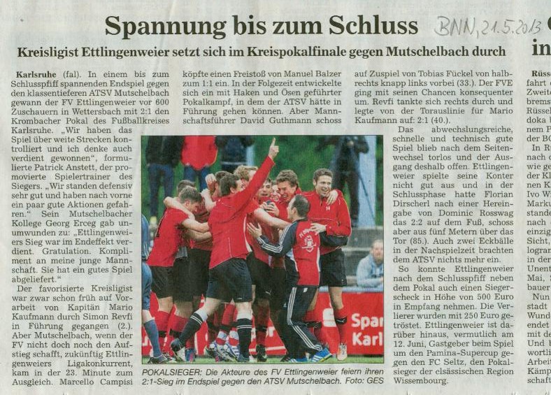 Ein Zeitungsartikel zeigt die Mannschaft des FV Ettlingenweier bei ihrem 2:1-Sieg im Kreispokalfinale gegen den ATSV Mutschelbach.