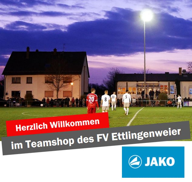 Ein Fußballspiel in der Abenddämmerung mit Spielern in rot-weißen Trikots, darüber ein Begrüßungstext für den Team-Shop des FV Ettlingenweier.