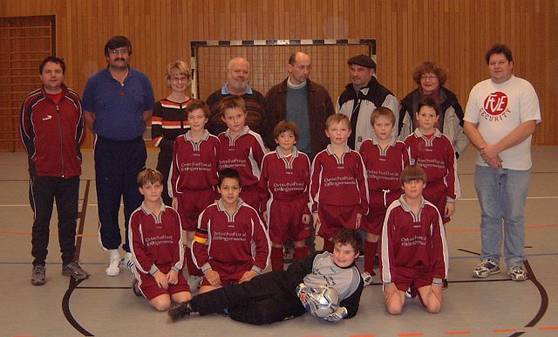 Eine Gruppe von Menschen posiert für ein Foto auf einem Basketballplatz