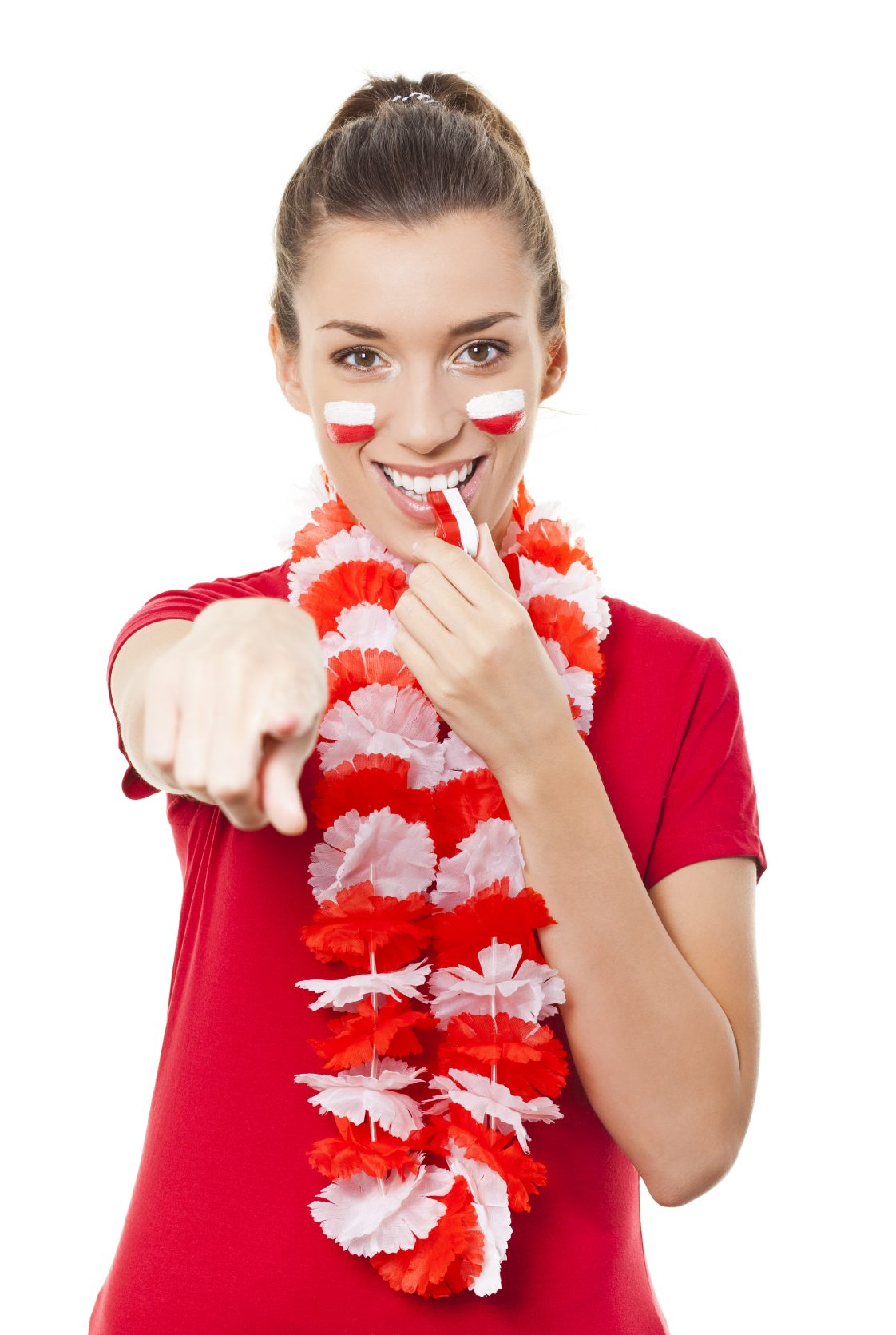 Eine Person in einem roten Hemd und mit einer festlichen rot-weißen Blumenkette zeigt selbstbewusst nach vorne auf einen weißen Hintergrund.