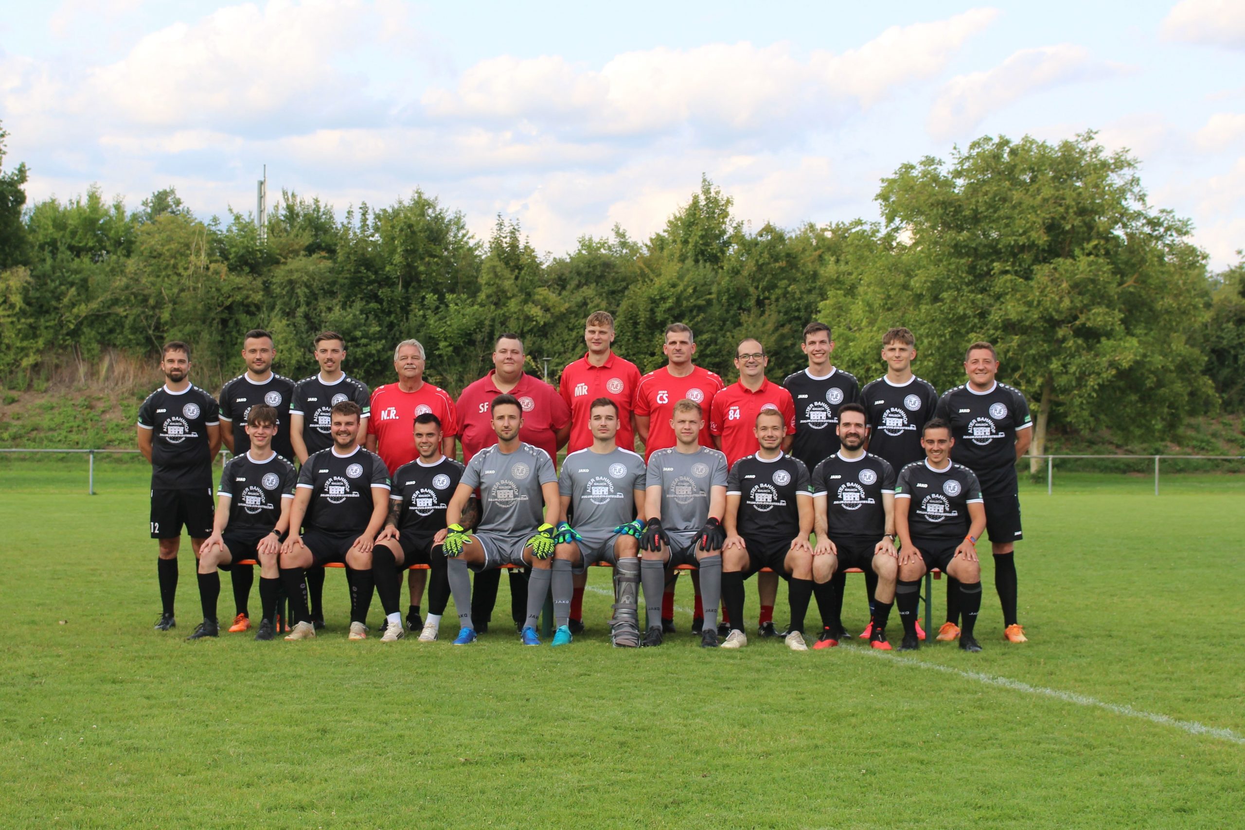 Mannschaftsbild mit allen Spielern der 2. Mannschaft in 2 Reihen in den schwarzen Trikots