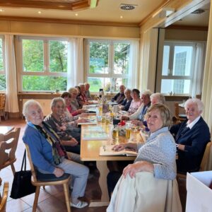 Gruppenbild im Vereinsheim am Tisch mit allen anwesenden Personen der Wandergruppe