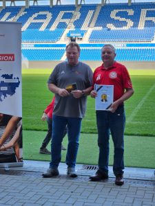 Alexander Koch mit seiner Urkunde bei der Übergabe