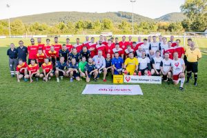 Gruppenbild mit alle teilnehmenden Fußballteans des Events Kick&Grill mit Firmenchef Patrick Seitz