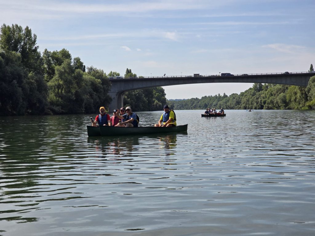 2 Botte auf dem Wasser mit den AH-Paddlern
