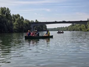 2 Botte auf dem Wasser mit den AH-Paddlern