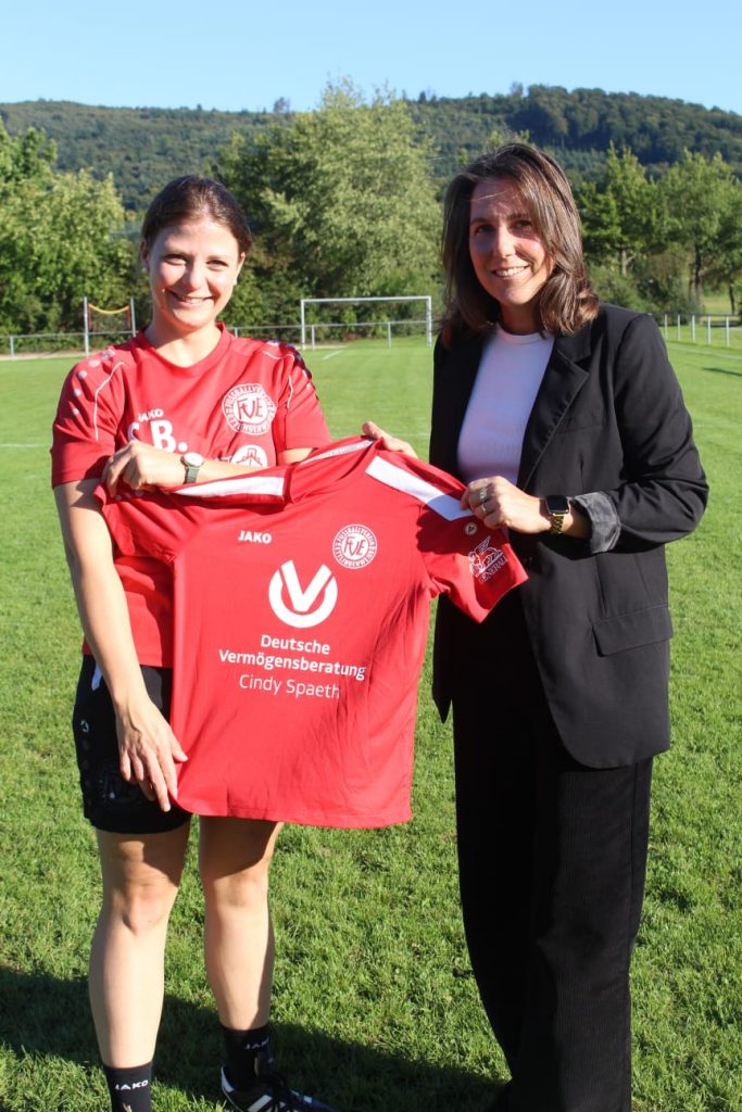 Sophie Bossinger und Cindy Spaeth halten zusammenn das neue rote Trikot der D-Jugend