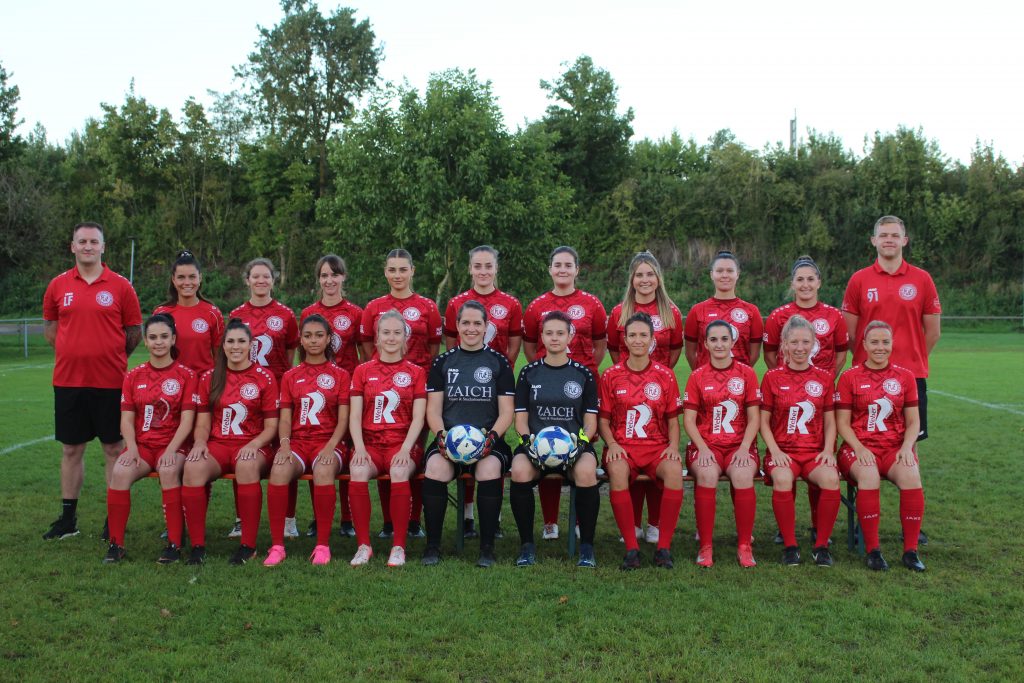 Mannschaftsbild der aktuellen Damenmannschaft in zwei Reihen