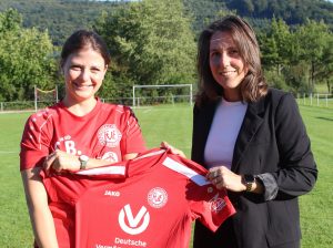 Sophie Bossinger und Cindy Spaeth halten zusammenn das neue rote Trikot der D-Jugend