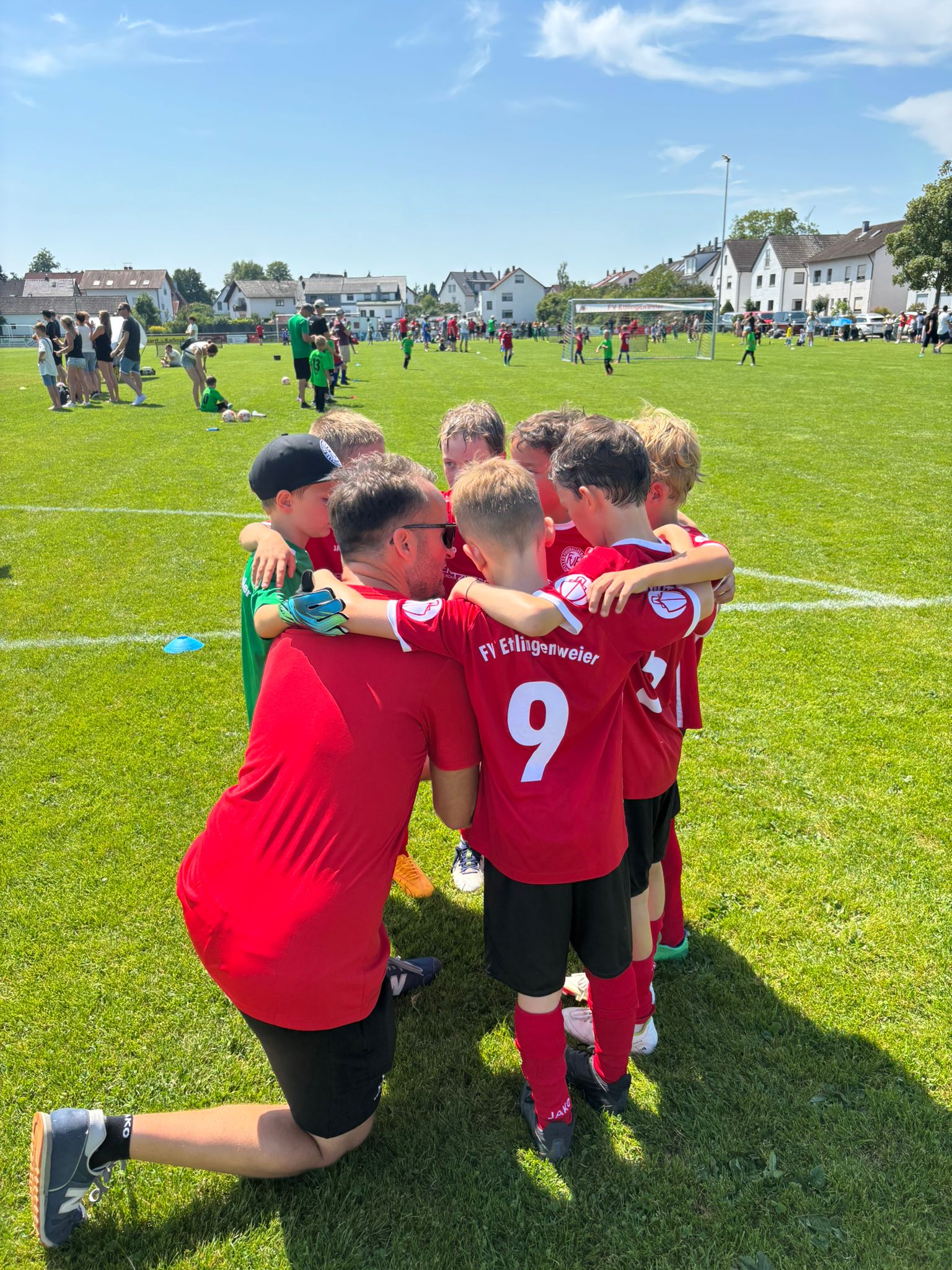 Kreis aus Jugendspielern mit einem Trainer