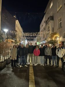 Gruppenbild der FVE Jugendtrainer vor einer Lichterkette in Karlsruhe
