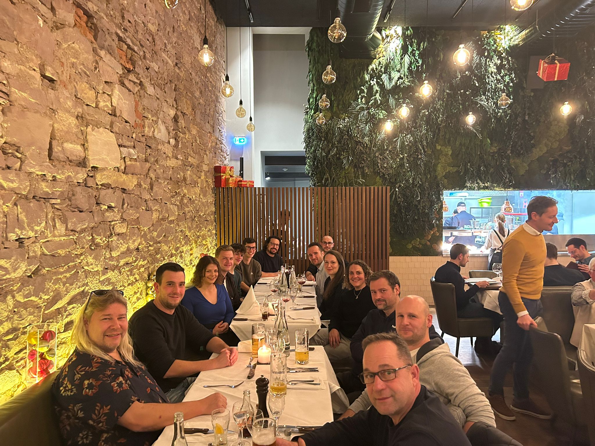 Gruppenbild der FVE Jugendtrainer am Tisch im Restaurant