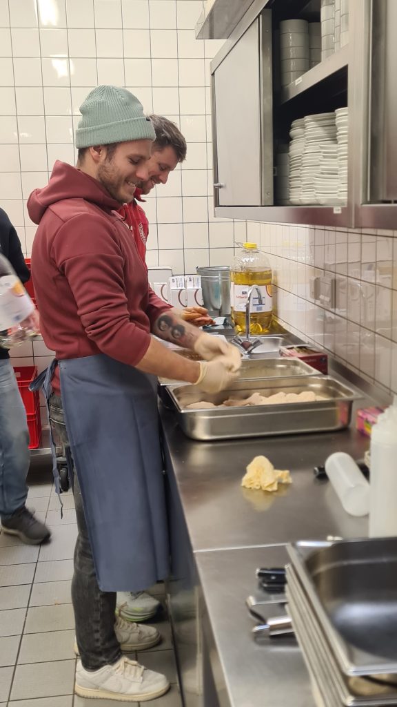 2 Spieler panieren Schnitzel für das Essen