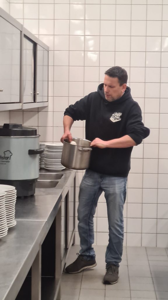Ein Mann hält einen Kochtopf