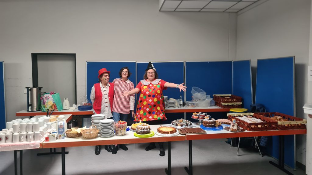 1 Mann und 2 Frauen hinter der Kuchentheke