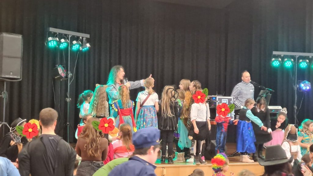 Die Band Hit-Werkstatt mit vielen Kindern auf der Bühne