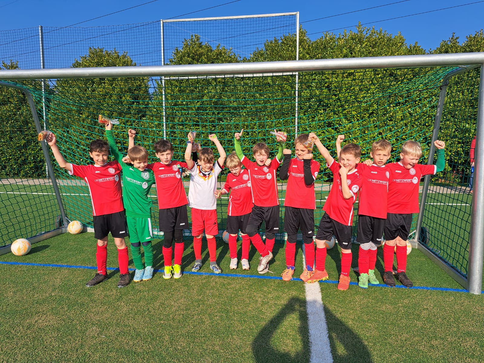 Gruppenbild der F-Jugend Spieler vor einem Fußballtor