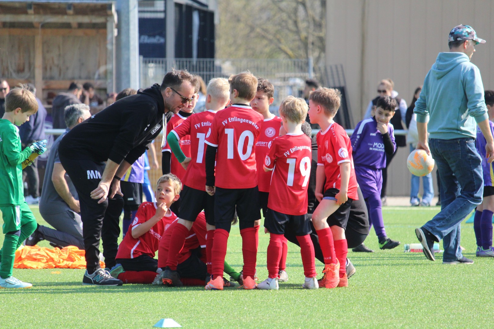 Gruppenbild der F-Jugend Spieler in einem Kreis mit den Trainern