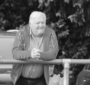 Kurt Revfi Profilbild stehend am Spielfeldrand an der Barriere