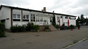 Foto der Vorderseite des Gebäudes des Clubhauses des FV Ettlingenweier