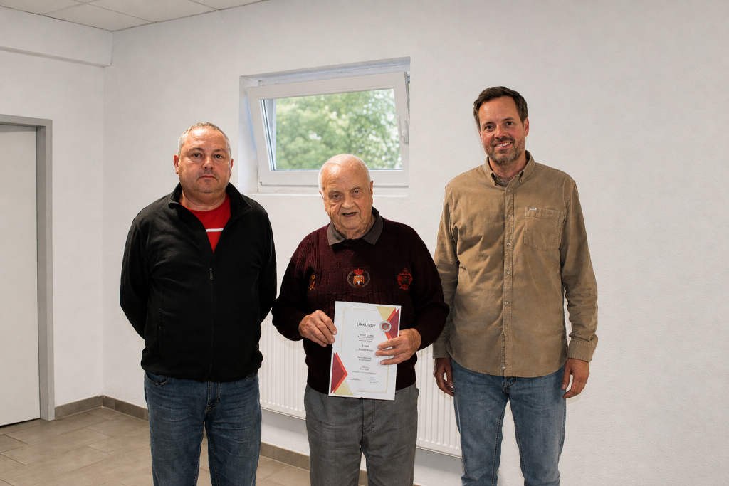 Ernst Görig mit Ehrenurkunde zwischen Alexander Koch und Patrick Tohn