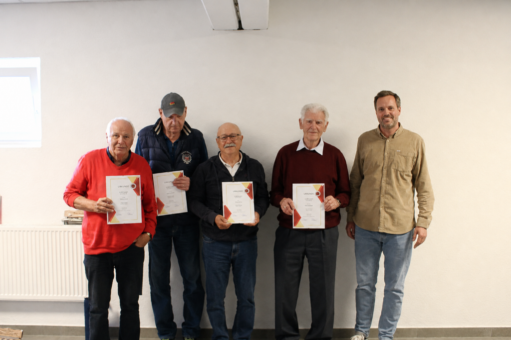 Gruppenbild der geehrten Personen mit Urkunden und Patrick Tohn
