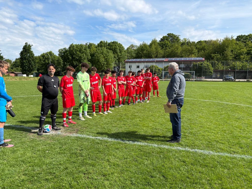 B-Jugend-Mannschaft bei der Übergabe der Urkunde vom Badischen Fußballverband zur Meisterschaft