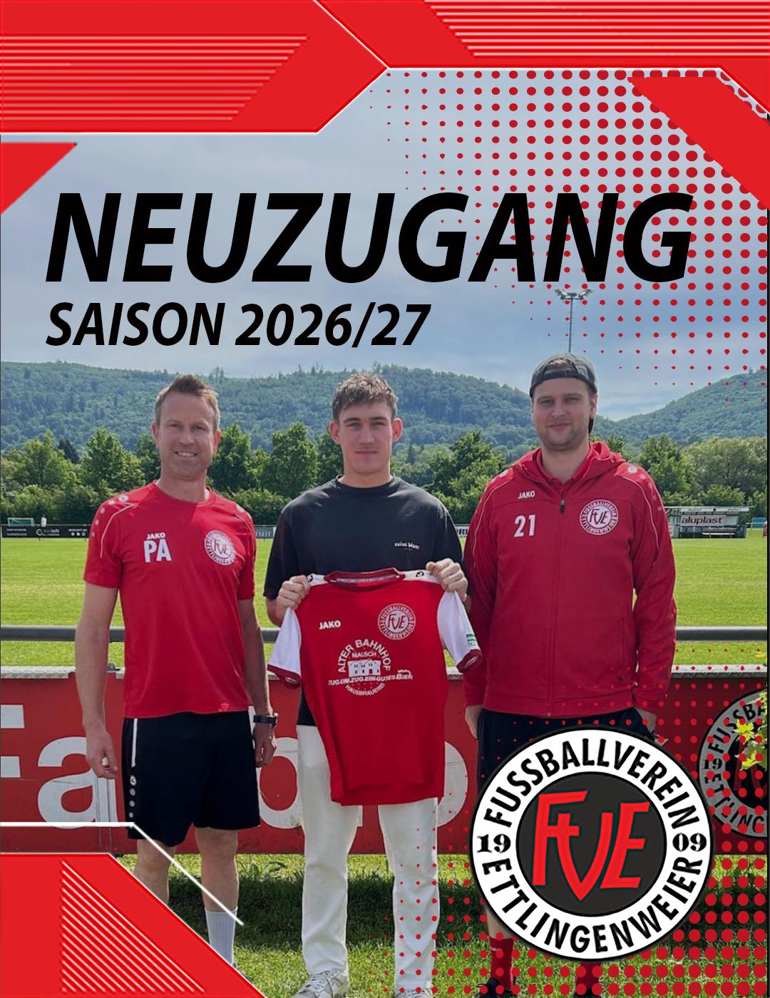 Daniel Klinger hält ein FVE-Trikot und steht neben Marius Rieger und Patrick Anstett