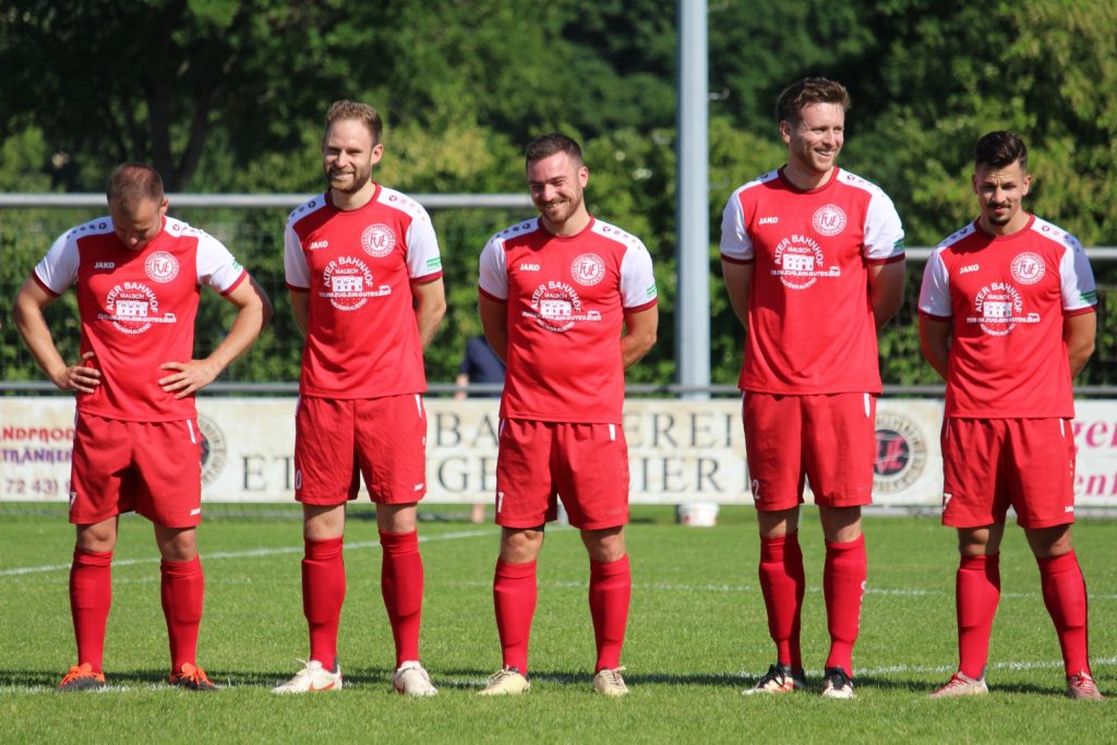 Patrick Schneider steht bei seinem letzten Heimspiel vor dem Anpfiff in der Spielerreihe am Mittelkreis