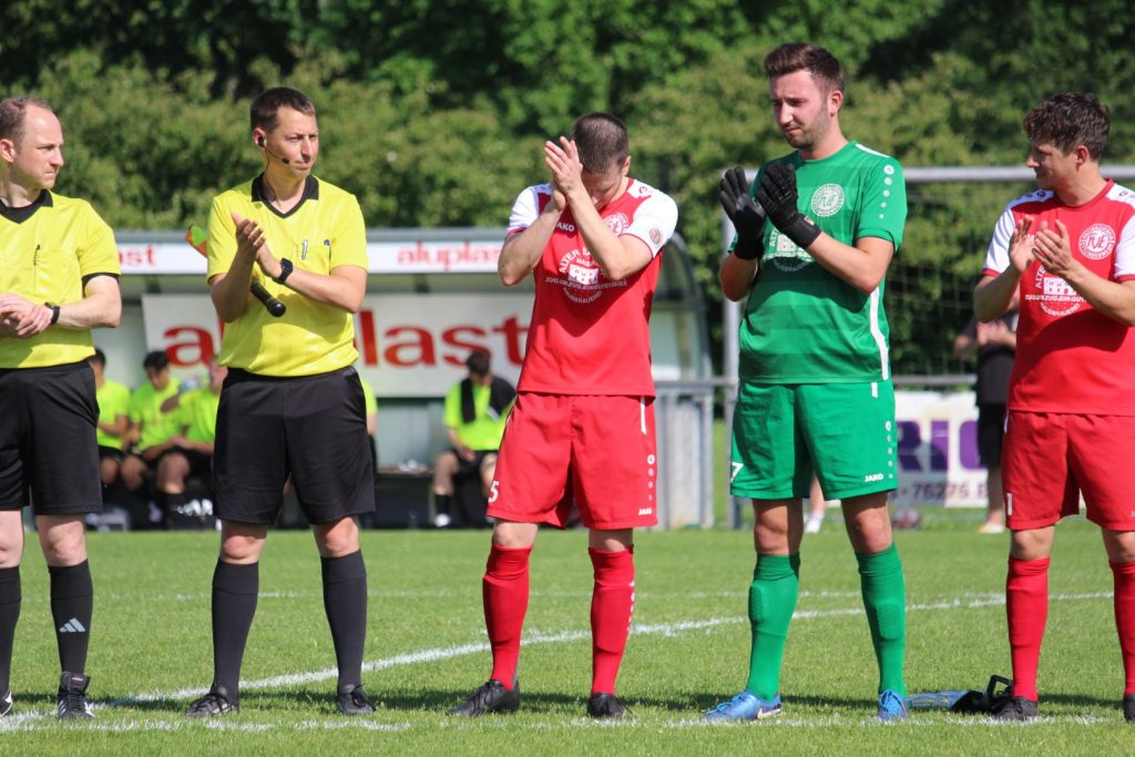 Kevin Schwarzbäcker steht bei seinem letzten Heimspiel vor dem Anpfiff in der Spielerreihe am Mittelkreis