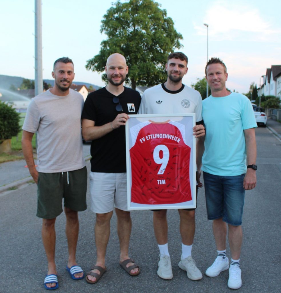 Gruppenbild mit Tim Burg und den Trainern und Nicolas Mahler bei seiner Verabschiedung