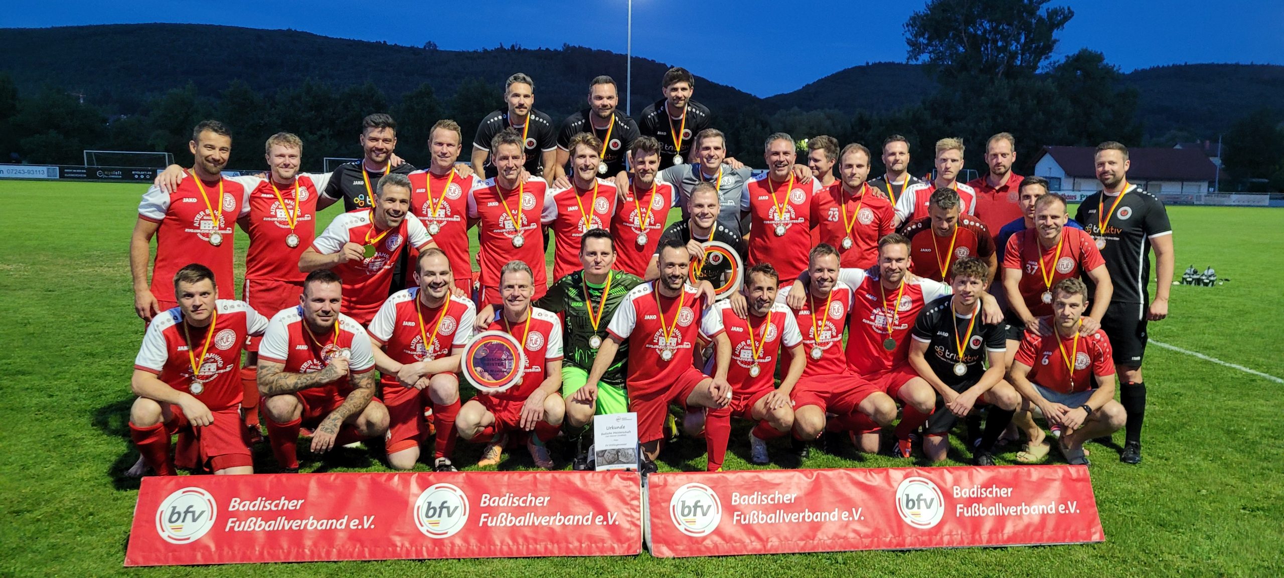 Gruppenbilder der Ü32- und Ü40-Mannschaft des FVE
