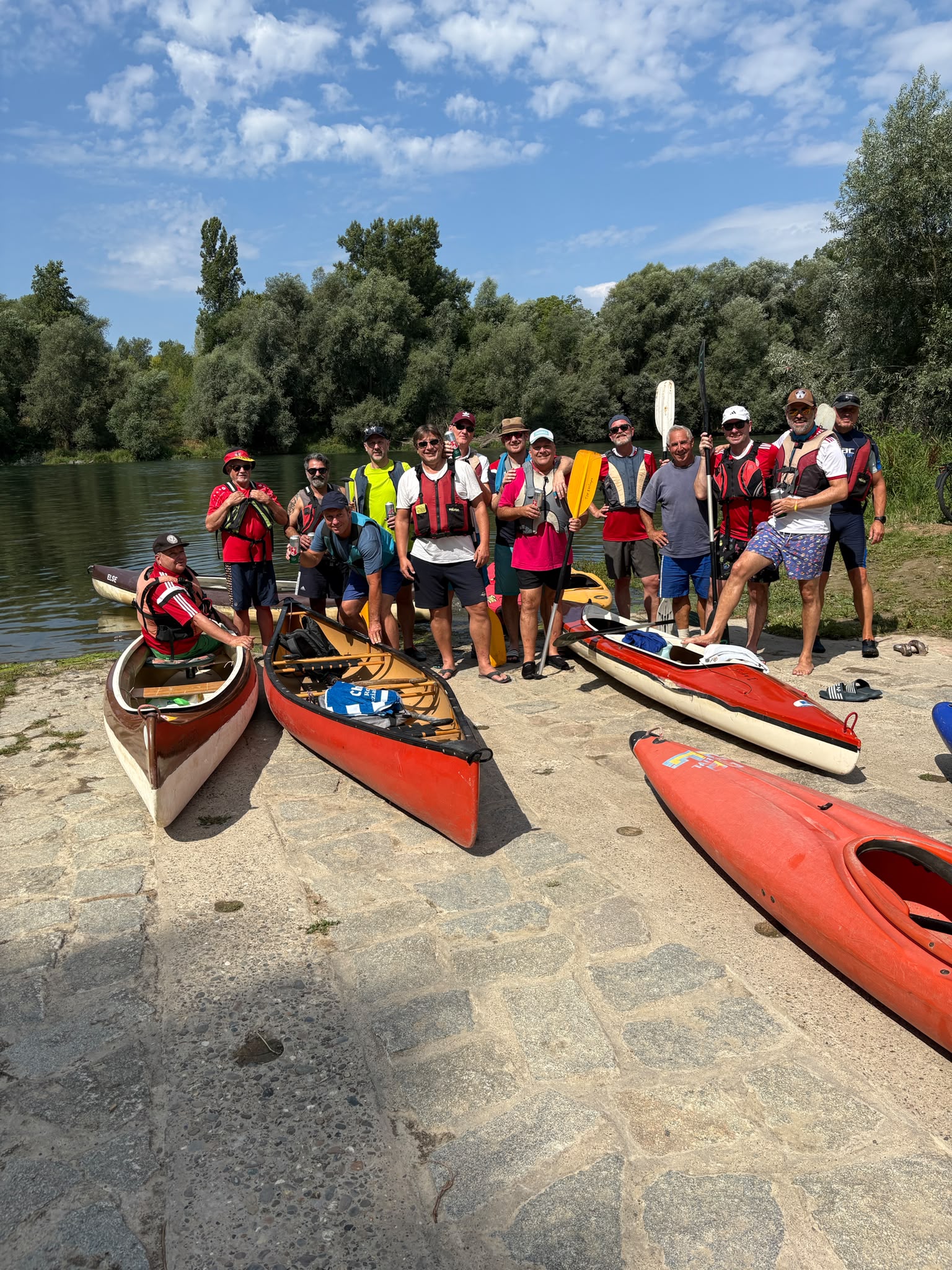 Gruppenbild aller Teilnehmer des AH-Ausflugs anb einem Fluss mit Booten