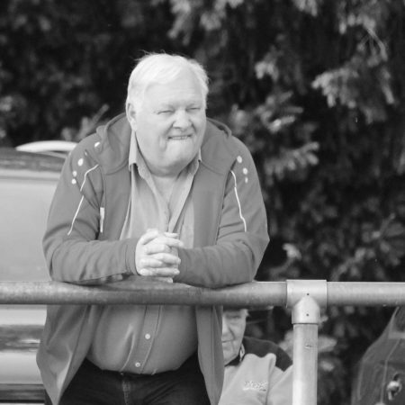 Kurt Revfi Profilbild stehend am Spielfeldrand an der Barriere